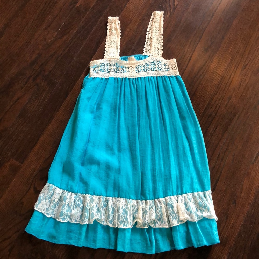 A turquoise dress with a lace accent